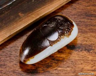 最老熟的和田玉!黑皮籽料巧雕"韦陀"!