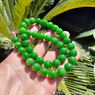 收藏款和田玉碧玉项链,老料艳阳绿卡12mm,颜色浓郁艳丽,质地干净细腻
