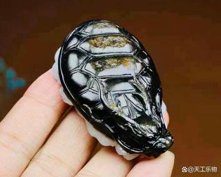 带皮色的真山料!天生异象的和田玉俄黑皮料"龙龟"!